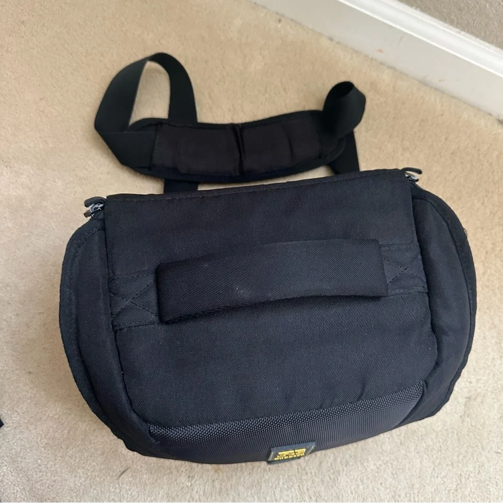 Sleek Black Messenger Bag for Everyday Use